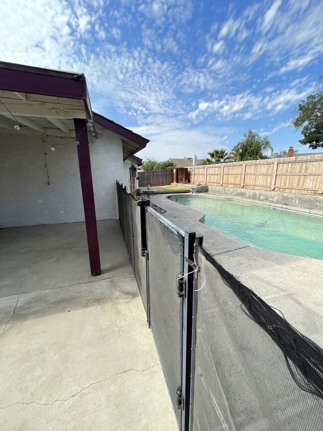 Building Photo - 2146 Fernwood Dr
