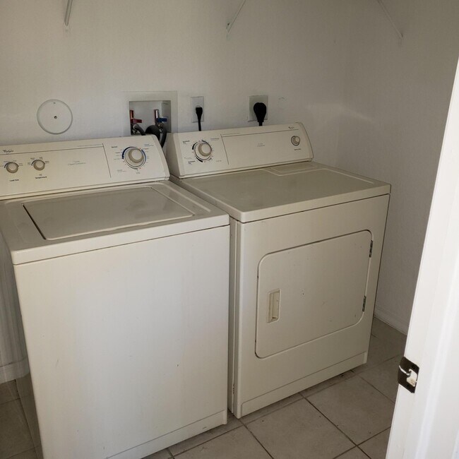 Building Photo - 4948 Leeward Ln