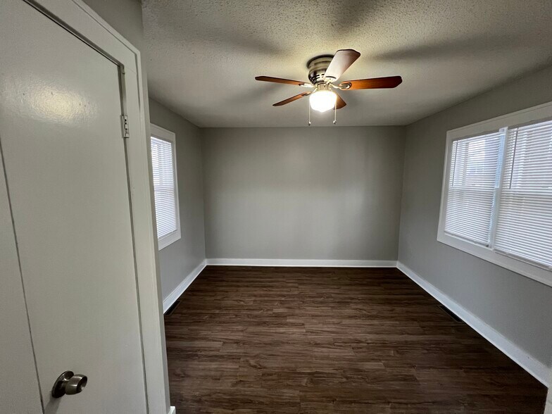 Building Photo - 947 Oakcrest St SW