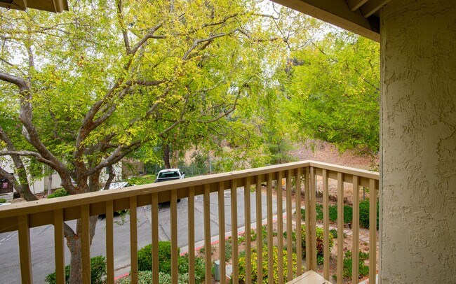 Building Photo - 3 Bedroom, 2.5 Bathroom Townhome!