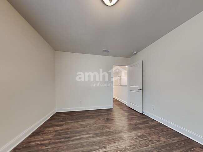 Building Photo - 608 W Lionel Rd