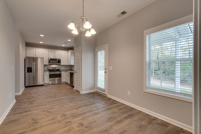Building Photo - Live in Style and Comfort in Sought-After ...
