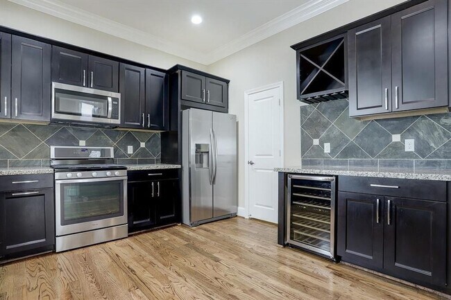 Building Photo - Gorgeous Contemporary Three Bedroom!