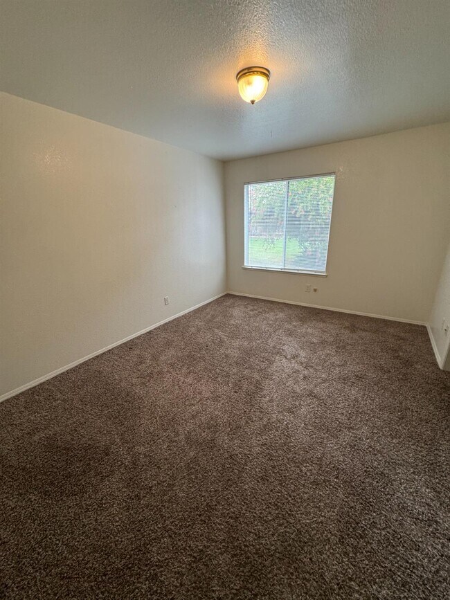 Building Photo - 1848 E Everglade Ave