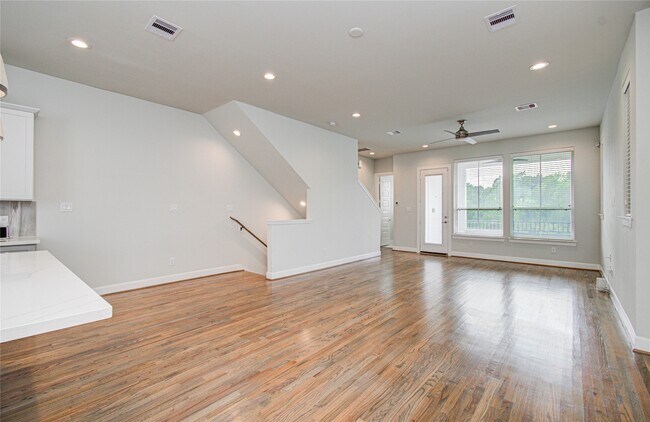 Building Photo - 2818 Grand Fountains Dr
