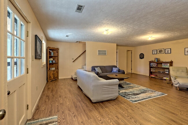 Building Photo - 1021 Saddle Back Cir