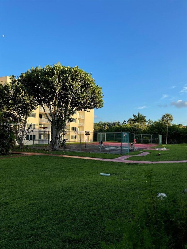 Building Photo - 6950 Miami Gardens Dr