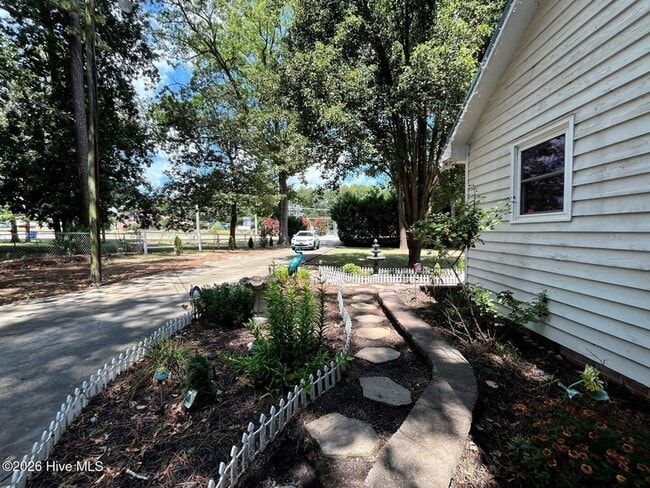 Building Photo - 8879 Cliffdale Rd
