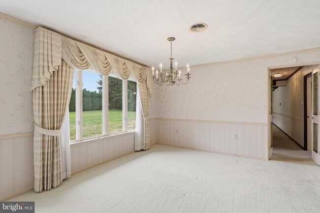 Building Photo - 11475 Pine Hill Dr