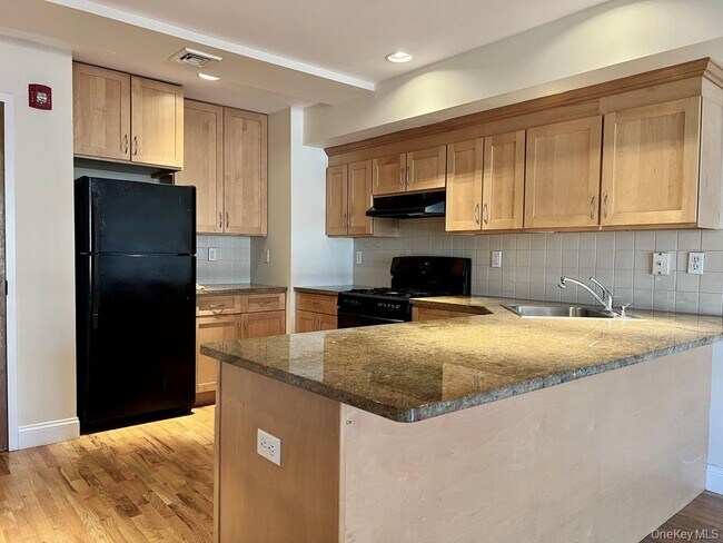 Building Photo - 2 E Main St