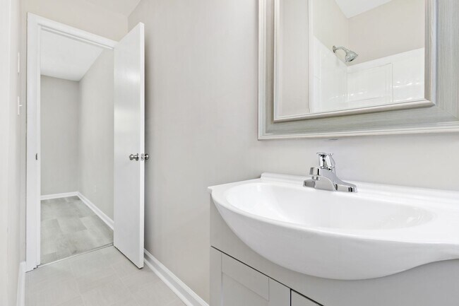 Building Photo - 4943 Fieldcrest Dr