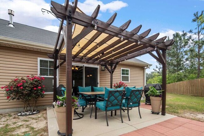 Building Photo - 3 Bedroom Ranch w/ Bonus
