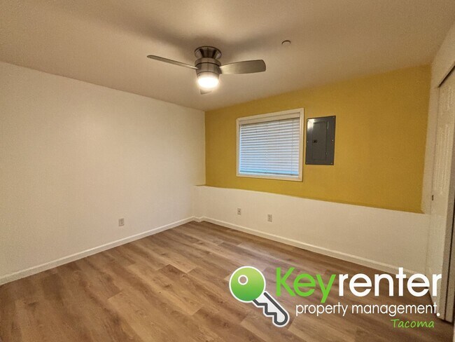 Building Photo - Cozy 1 Bedroom Triplex Near Downtown Tacoma and Pacific Avenue