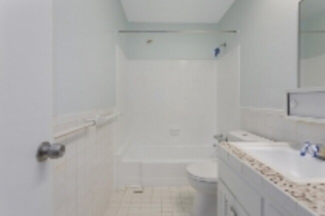 Building Photo - 420 W 89th St