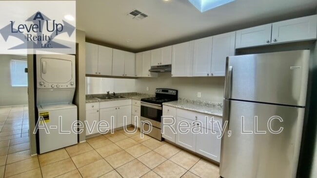 Building Photo - 375 E Thoroughbred St