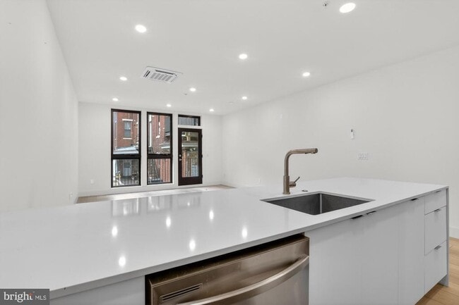 Building Photo - 2007 Cambridge St