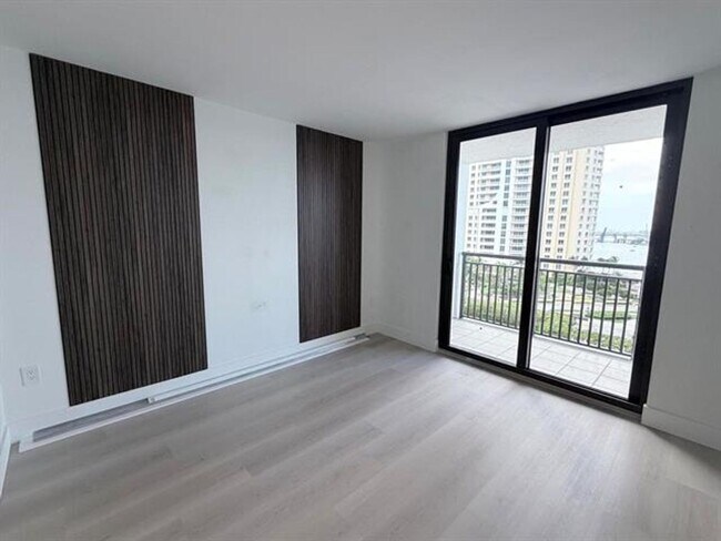 Building Photo - 540 Brickell Key Dr