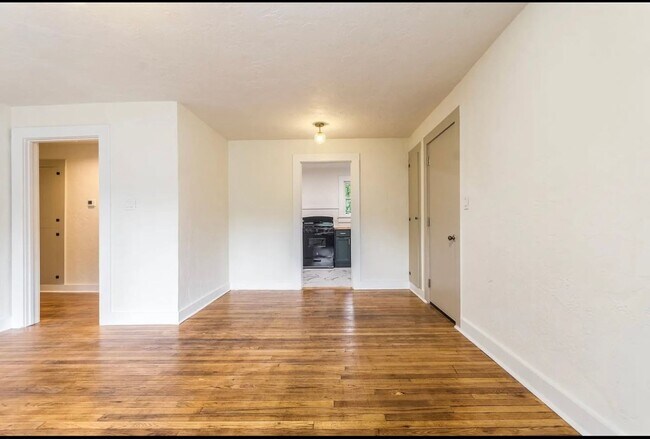 Building Photo - Recently Renovated 2 Bedroom Apartment in ...