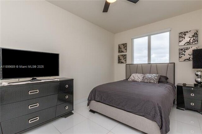 Building Photo - 10245 NW 63rd Terrace