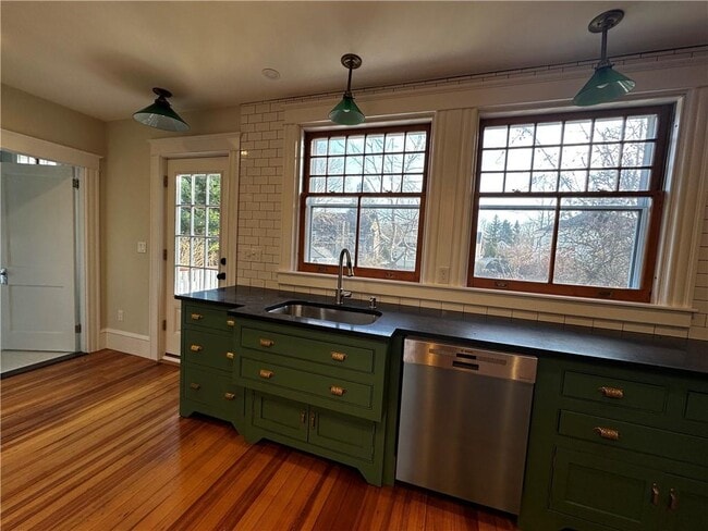 Building Photo - 100 Maple Ave