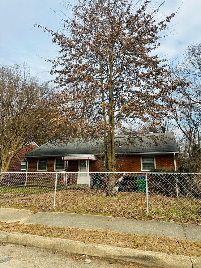 Building Photo - 3 bedroom house in Fulton Hill! Laundry, Central HVAC All electric, big fenced yard, hardwoods