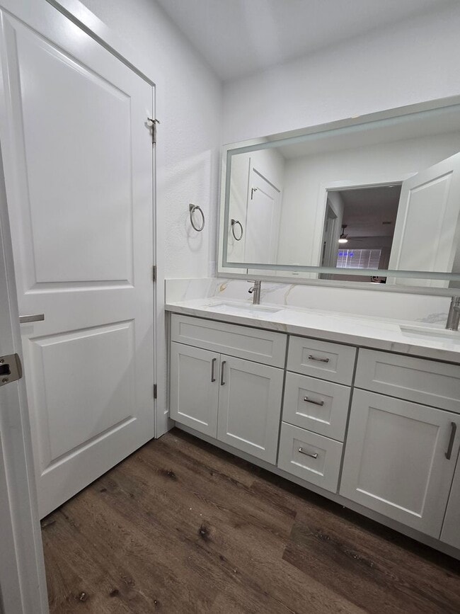 Building Photo - 3 Br 2 BA with extra room in back available now