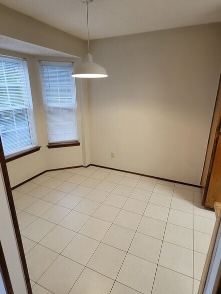 Building Photo - 1500 E Johnson Ave