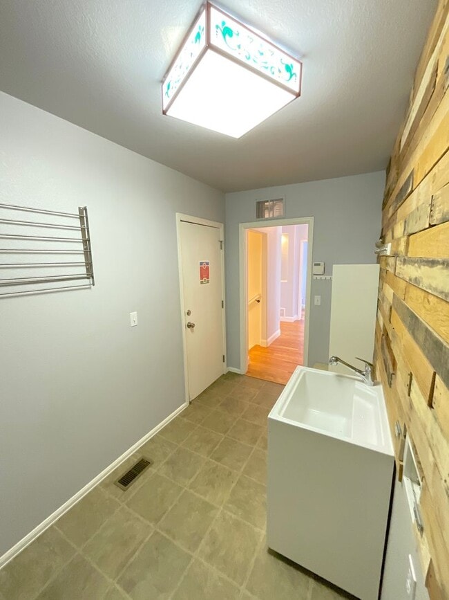 Building Photo - 6 Bedroom Home Available Near North Gate B...