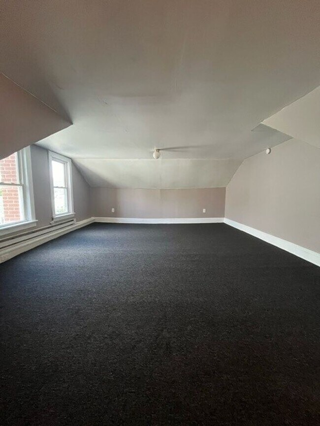 Building Photo - 4 Bedroom 1 Bath