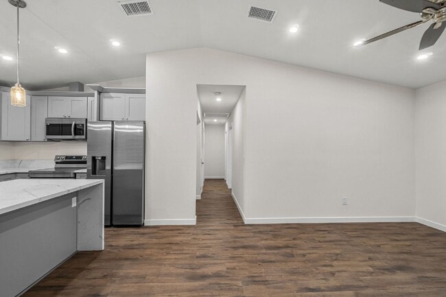 Building Photo - Up to $1400 off 1st month!! Vista - 3 bed/...