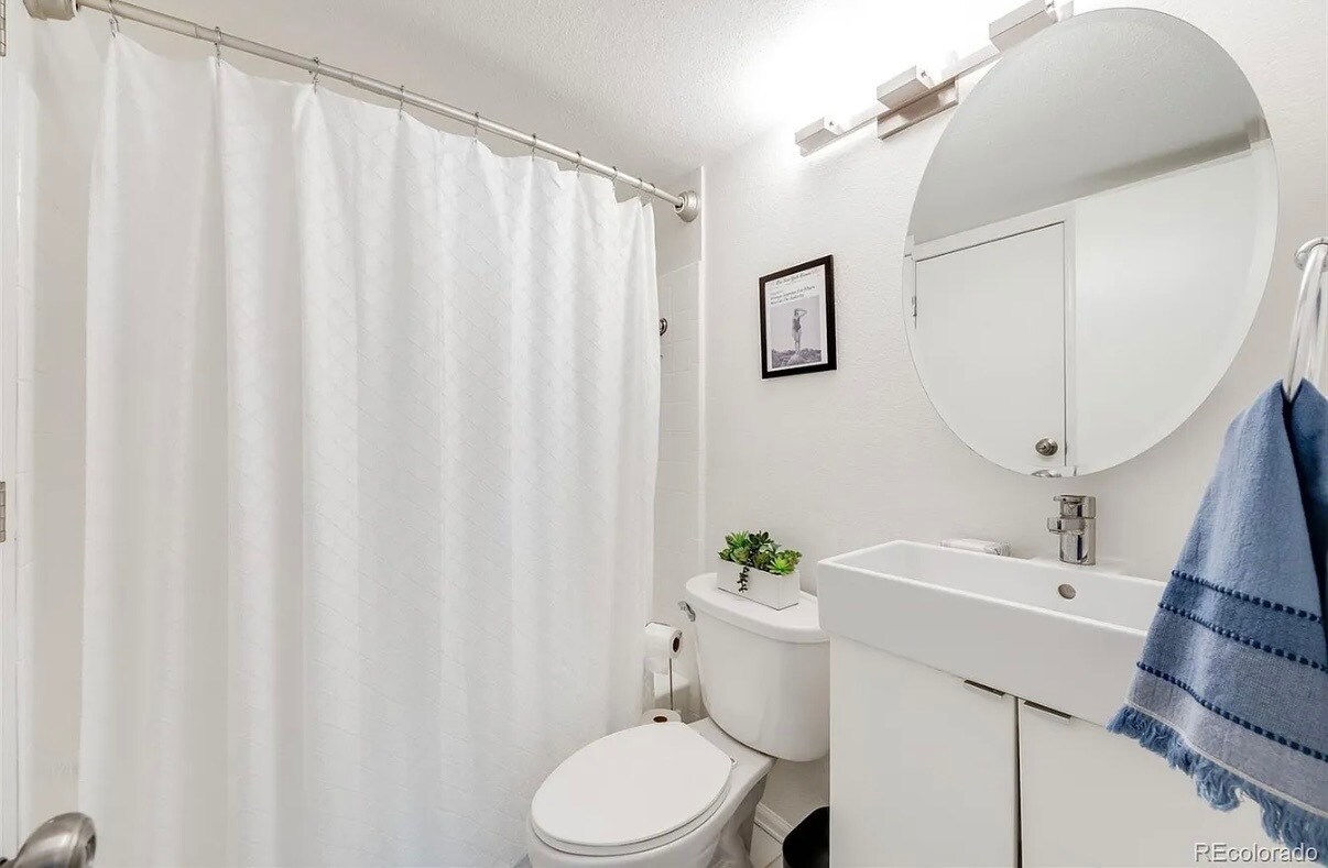 Building Photo - 942 S Dearborn Way