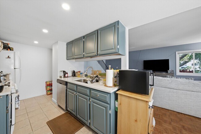 Building Photo - 1437 Sutter Dr