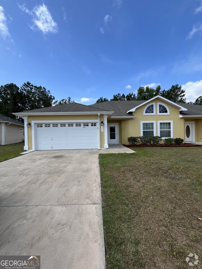 Building Photo - 202 Royal Palms Ave