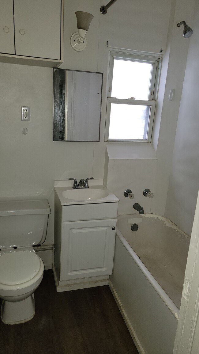 Building Photo - 824 16th St