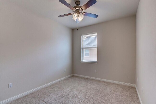 Building Photo - 13800 Lyndhurst St