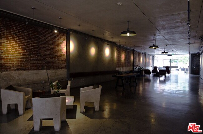 Building Photo - 527 Molino St