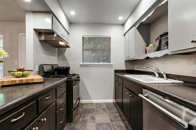 Building Photo - 5800 Glenhollow Path