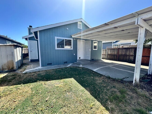 Building Photo - Nice & Quiet single family home in the cen...