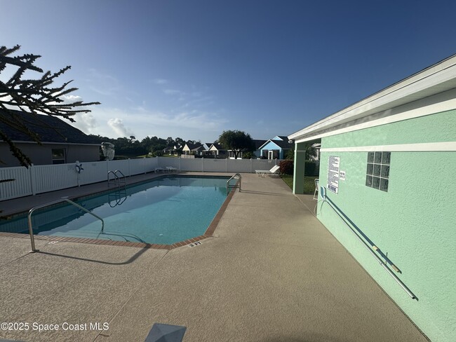 Building Photo - 2129 Redwood Cir