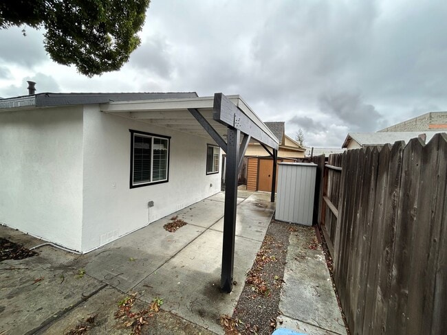 Building Photo - Stunning 4-bedroom, 2-bathroom home