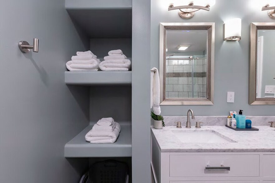 Building Photo - 3000 Golden Rd