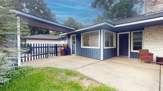 Building Photo - 811 Devonport Ln