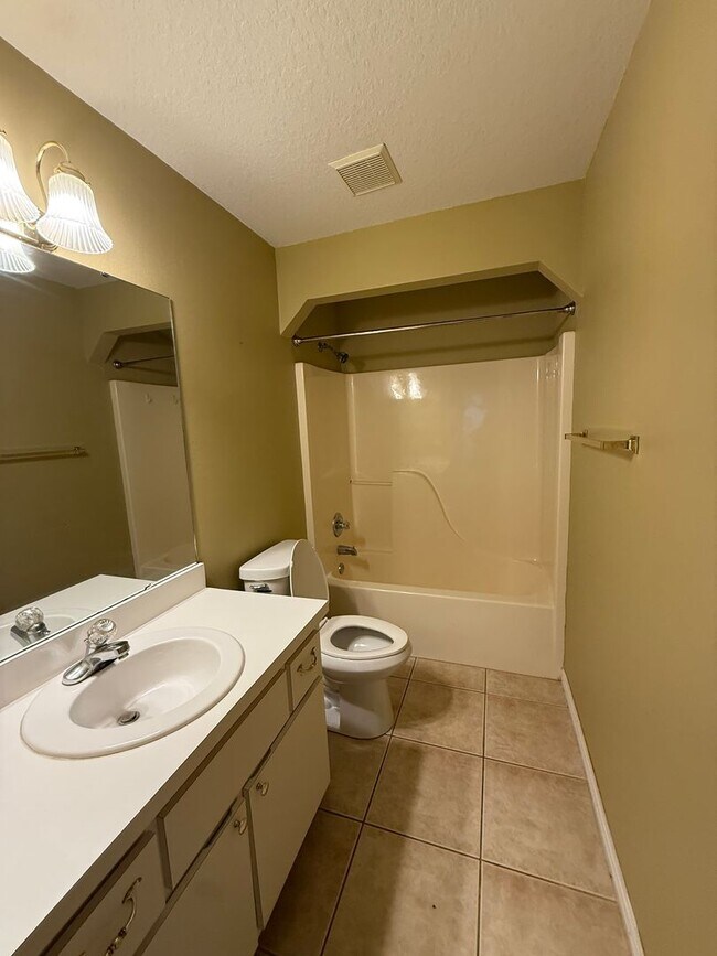 Building Photo - 1102 SE 10th St