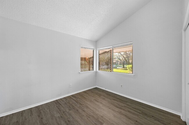 Building Photo - 522 Hunters Glen St
