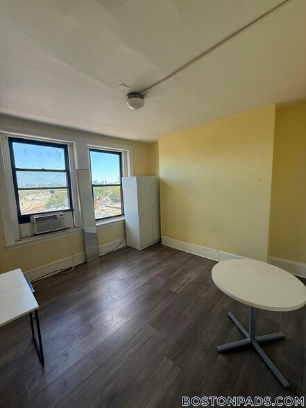 Building Photo - 9 Linden St