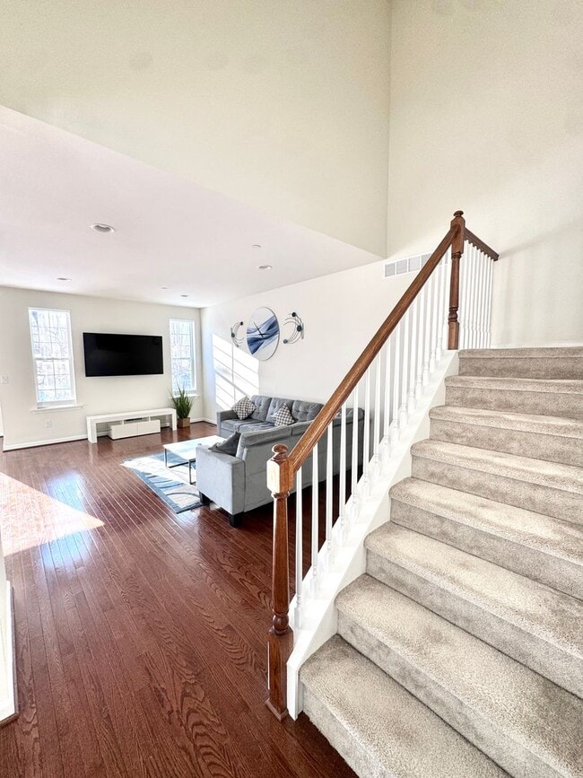 Building Photo - THREE BEDROOM TOWNHOME- PARKLAND SCHOOLS!