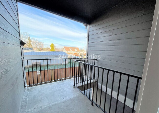 Building Photo - Spacious and Modern 3-Story Townhome - Mol...