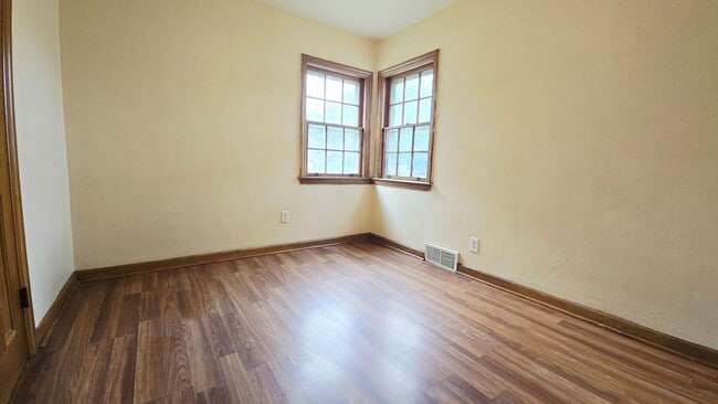 Building Photo - 3 Bedroom 1 Bath House with Detached Garage