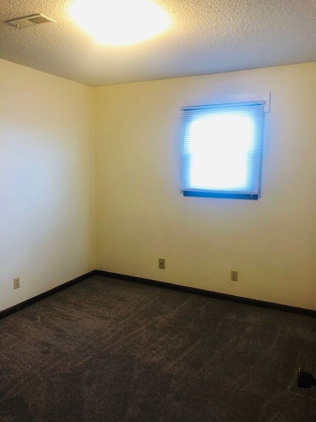 Building Photo - Convenient Location