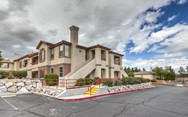 Building Photo - First-Floor 3BR/2BA Gated Condo with Resor...